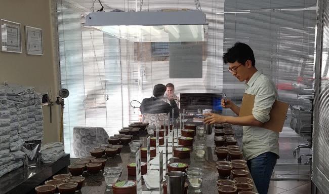 커피음료 개발자가 최상의 커피향과 맛을 내기 위해 다양한 테스트를 하고 있다.  필자 제공