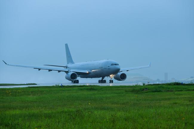 공군공중급유기(KC-330)가 23일 오전 8시, 이라크 파견 근로자 등 우리 교민을 안전하게 귀국시키기 위해 공군 김해기지에서 이륙하고 있다. 공군 제공