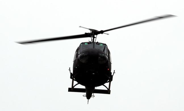 52년 동안 대한민국의 하늘을 누빈 UH-1H 헬기가 27일 육군17항공단 203항공대대에서열린 퇴역식에서고별비행을 하고 있다. 조종원 기자