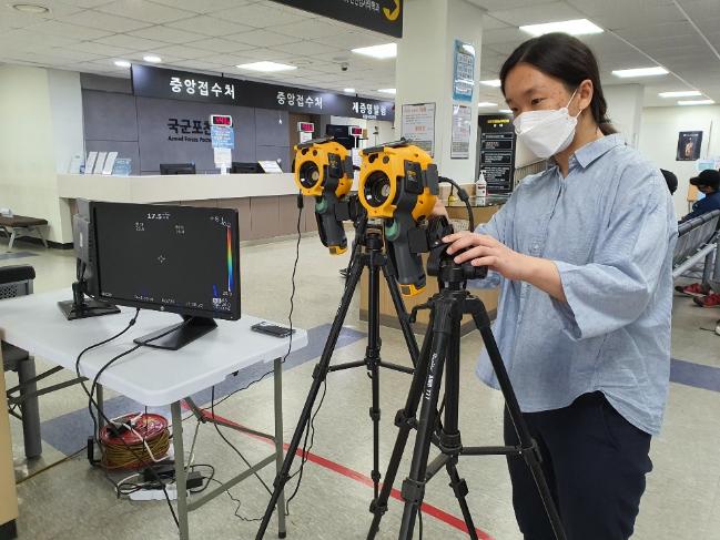 국군의무사령부 의무군수처 의공과 관계자가 국군포천병원에서 적외선 열화상카메라를 점검하고 있다. 