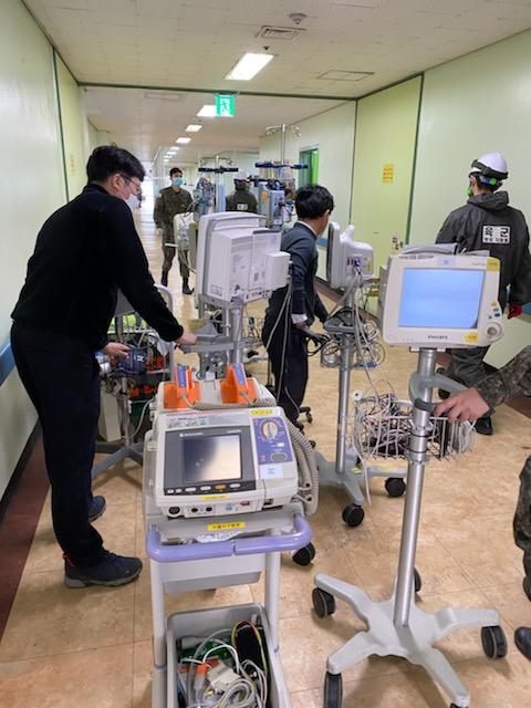 국군의무사령부 의무군수처 의공과 관계자들이 국군대구병원을 국가 감염병 전담병원으로 전환하기 위해 의무장비들을 이전설치하고 있다. 