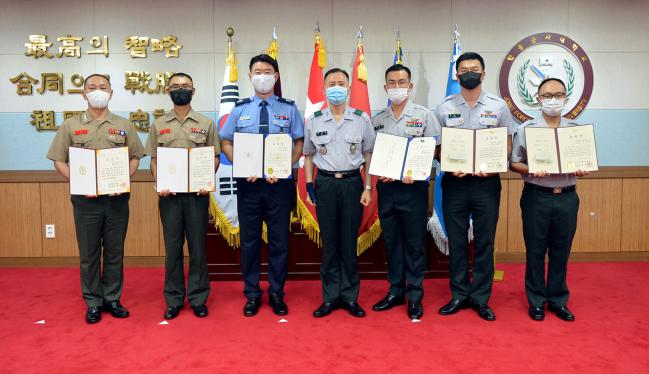 인성환(가운데·육군소장) 합동군사대학교 총장이 우수 교관들을 포상한 뒤 기념사진을 찍고 있다. 왼쪽부터 박국흠 해병중령, 김정수 해병소령, 황태성 공군소령, 인 총장, 배동직·홍재욱·김경록 육군소령.  부대 제공