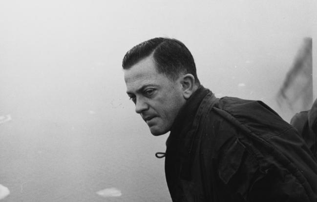 수면으로 부상, 북극해의 상태를 살피고 있는 노틸러스함장 윌리엄 핸더슨 대령. 미 해군 웹사이트