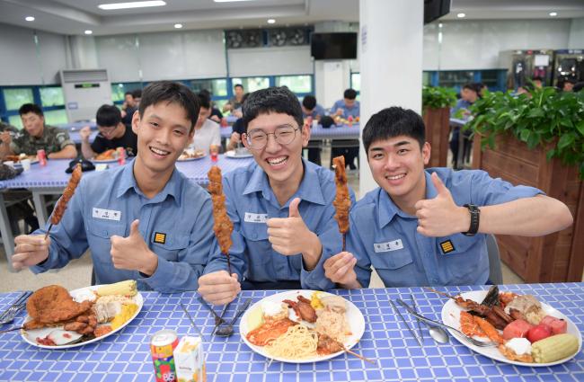 해군진해기지사령부 합동식당에서 열린 뷔페데이 행사에서 장병들이 맛있는 식사를 하며 활짝 웃고 있다.  부대 제공