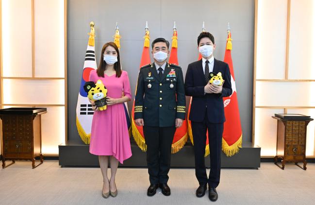 서욱(가운데) 육군참모총장이 지난달 31일 이지애(맨 왼쪽)·김정근 아나운서 부부에게 홍보대사 위촉장을 수여한 뒤 기념사진을 찍고 있다. 
 육군 제공