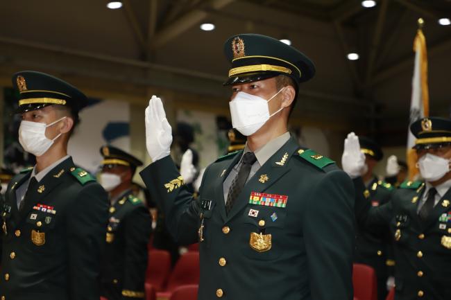 육군부사관학교 20-1기 신임 훈련부사관들이 31일 개최된 임명식에서 임명 선서를 하고 있다.  부대 제공