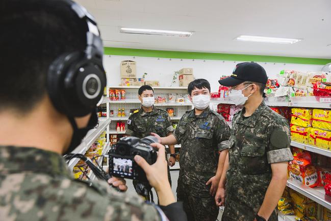 공군10전투비행단 장병들이 ‘비대면(Untact) 상병진급캠프’의 영상 제작을 위해 영내마트에서 촬영하고 있다.  
 사진 제공=김민호 일병