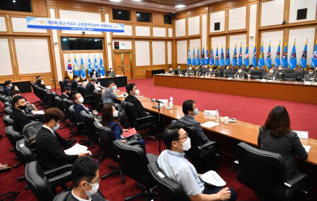 지난달 30일 공군본부 대회의실에서 ‘제8회 공군-한국국방연구원(KIDA) 교류협력위원회 전체회의’가 김준식 공군참모차장과 KIDA 독고순 부원장 등 관계자들이 참석한 가운데 진행됐다. 사진은 지난 6~7월 분과별 사전회의에서 도출된 의제에 대해 발표 및 토의하고 있는 모습.  공군 제공