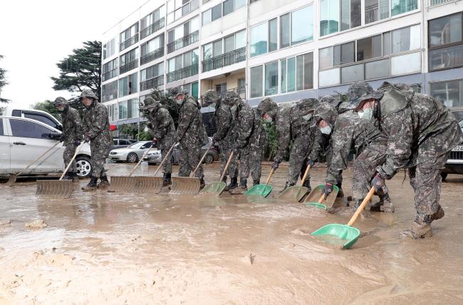 육군32사단 서구대대 장병들이 지난달 31일 대전시 서구 정림동의 침수 피해 아파트단지에서 복구 작업을 하고 있다. 대전=이경원 기자