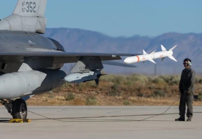 미 공군 416비행시험전대가 신형 순항미사일을 항공기에 탑재하고 있다.  출처=defence-blog.com