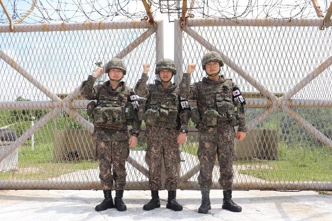 전역 전 휴가를 반납하고 GP 경계작전 임무를 수행하고 있는 육군5사단 독수리연대 수색중대 양용현·서민재·윤경호 병장(왼쪽부터).  부대 제공