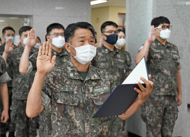 해군교육사령부가 실시한 ‘보수교육 생활관 훈육관 행동강령 선서식’에서 정보통신학교 학생대 이승주(맨 앞) 원사를 비롯한  훈육관들이 선서하고 있다.  사진 제공=홍석진 하사