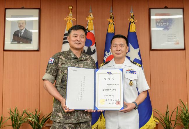 해군은 이달부터 신규 보직되는 장성 및 해·육상 주요 직위자에게 해군참모총장 명의 임명장을 수여한다. 사진은 3일 최성목(왼쪽) 해군1함대사령관이 남원함장으로 취임한 지해근 중령(진)에게 해군참모총장 명의의 임명장을 전도 수여한 뒤 기념 촬영을 하고 있는 모습. 해군 제공