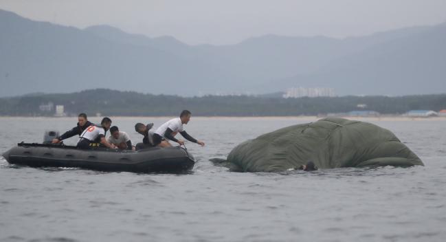 1 C-130 수송기에서 강하한 특전요원들이 고무보트에 올라탄 뒤 낙하산을 수거하고 있다. 2 C-130 수송기에서 공중 강하한 특전요원들이 고무보트를 이용해 육지로 접안하고 있다. 3 특전요원들이 C-130 수송기에서 투하한 물자 해체 교육을 받고 있다. 4 해상척후조 훈련에 참가한 특전요원들이 해안을 달리며 체력단련을 하고 있다. 사진=양동욱 기자