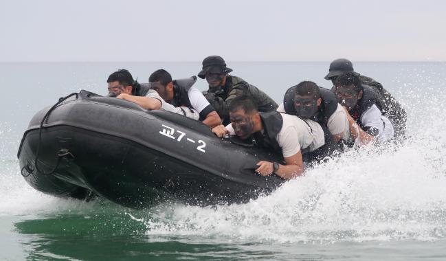 1 C-130 수송기에서 강하한 특전요원들이 고무보트에 올라탄 뒤 낙하산을 수거하고 있다. 2 C-130 수송기에서 공중 강하한 특전요원들이 고무보트를 이용해 육지로 접안하고 있다. 3 특전요원들이 C-130 수송기에서 투하한 물자 해체 교육을 받고 있다. 4 해상척후조 훈련에 참가한 특전요원들이 해안을 달리며 체력단련을 하고 있다. 사진=양동욱 기자