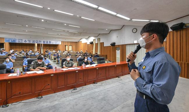 5일 해군 진해기지 내 운주관 대회의실에서 열린 해군군수사령부 선진해군 수기 발표회에서 임국영 병장이 해군 핵심가치 구현을 통한 선진해군 활착 방안에 대해 발표하고 있다.  사진 제공=이승엽 하사