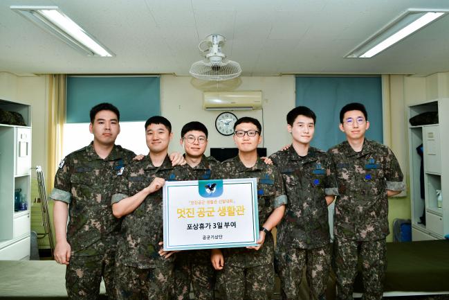 공군기상단의 ‘멋진 공군 생활관’ 선발대회에서 ‘경칩’ 생활관 소속 6명의 병사들이 1위인 ‘멋진 공군 생활관’상을 수상했다.
 사진 제공=권동현 중위