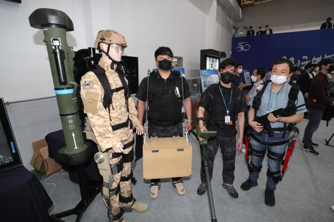  ADD 연구원이 연구개발 중인 군사용 웨어러블 로봇을 직접 착용한 뒤 시범을 선보이고 있다. 사진=조종원 기자 