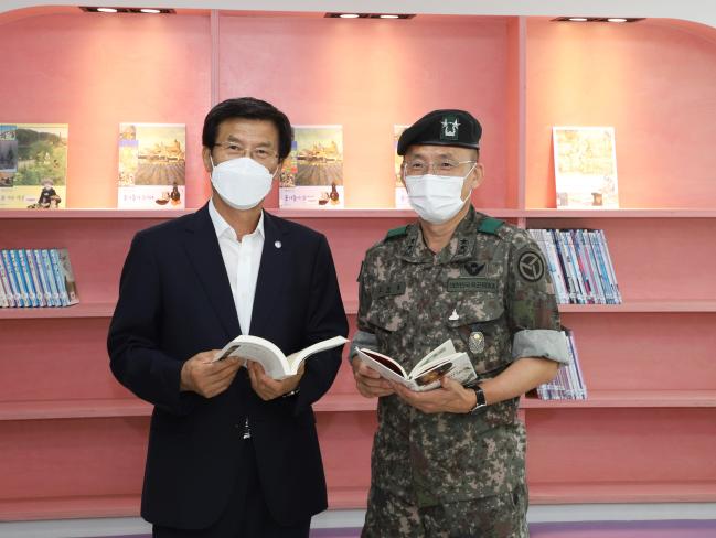 꿈나무 작은 도서관 개관식에 참석한 고창준(오른쪽) 육군37사단장과 홍성열 증평군수가 기념사진을 찍고 있다.  부대 제공