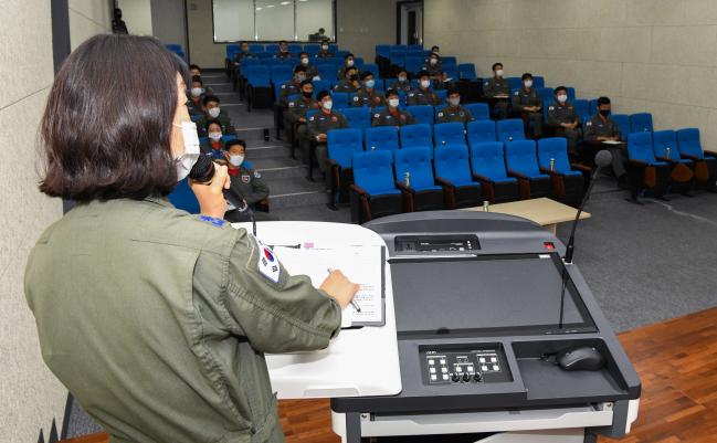 공군5공중기동비행단 ‘고(高)자격 조종사 워크숍’에서 258공수비행대대 이수현 소령이 안건에 대해 발표하며 토의를 진행하고 있다.  사진 제공=노현우 하사