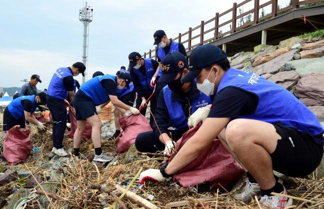 해군6항공전단 장병들이 6일 경북 포항시 남구 동해면 도구해수욕장 일대에서 제25회 바다의 날을 기념한 환경정화활동을 하고 있다. 사진 제공=김민석 상병 