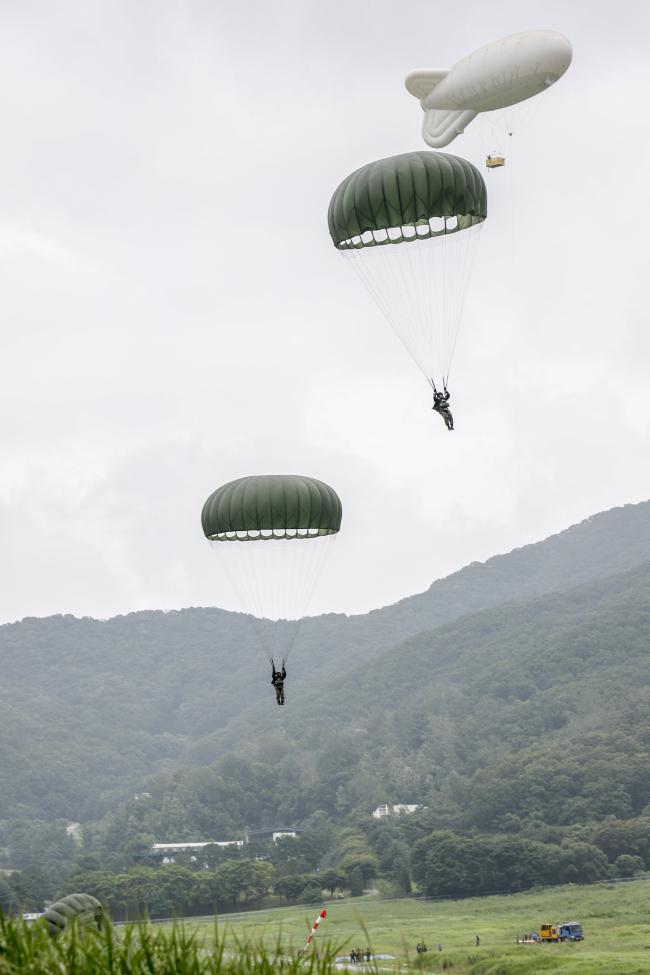 학생군사교육단(ROTC) 창설 이래 최초로 지난달 31일부터 이달 5일까지 육군특수전학교에서 진행된 공수훈련에서 후보생들이 기구 강하를 하고 있다.  부대 제공