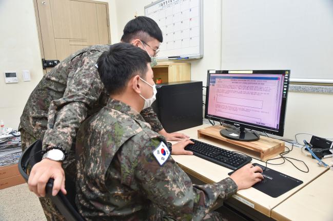 공군1전투비행단의 월간 정신전력퀴즈대회 ‘유 퀴즈 온 더 선봉’에 참여한 장병들이 퀴즈 문제를 풀고 있다.  사진 제공=유영열 하사 