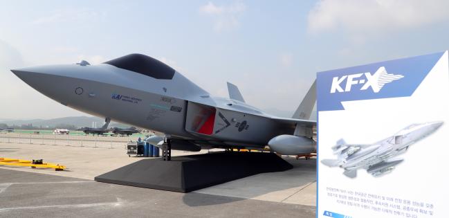 공중 전력 강화를 위해 우리 기술로 개발되고 있는 한국형 전투기(KF-X)의 1:1 실물모델이 지난해 10월 서울 국제 항공우주 및 방위산업전시회(Seoul ADEX 2019)에 전시된 모습.  조종원 기자