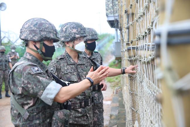 11일 서욱(가운데) 육군참모총장이 육군6사단 전방 관측소를 찾아 GOP 경계작전을 현장지도하며 철책을 확인하고 있다.  육군 제공