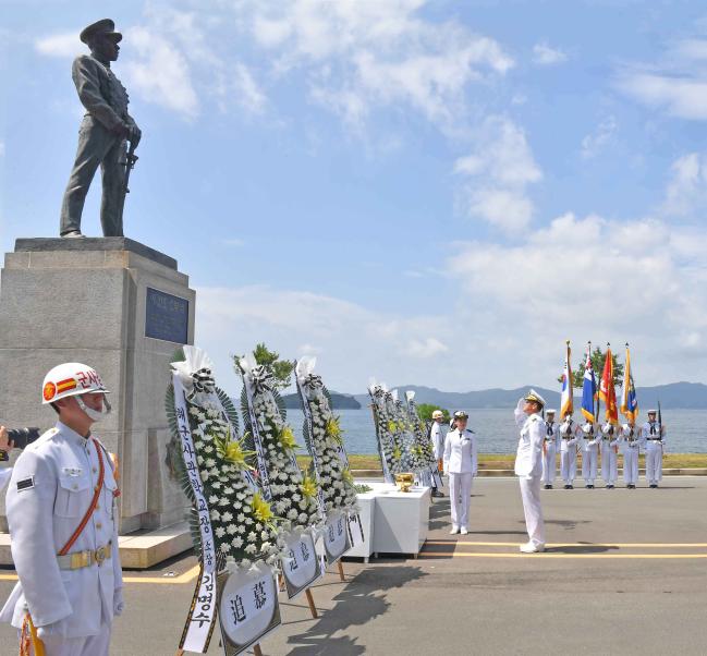 11일 해군사관학교 고(故) 이인호 소령 동상 앞에서 거행된 ‘54주기 이인호제’에서 김명수 해군사관학교장이 헌화 및 분향을 마친 뒤 경례하고 있다.  부대 제공