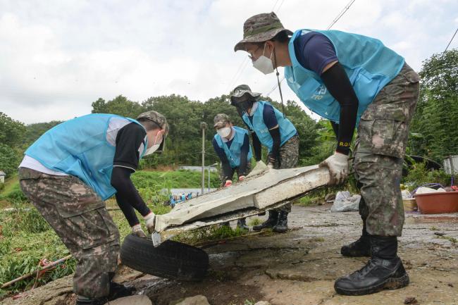 공군3훈련비행단 장병들이 11일 경남 사천시 축동면에서 집중호우로 파손된 자재를 정리하며 피해 복구 활동을 하고 있다.  부대 제공