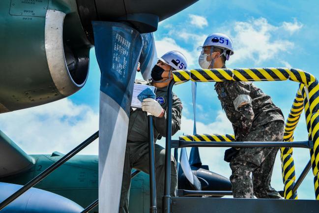 공군5공중기동비행단 정비요원들이 태풍 ‘장미’가 지나간 후 C-130H 항공기 이상 유무를 점검하고 있다.  사진 제공=노현우 하사  