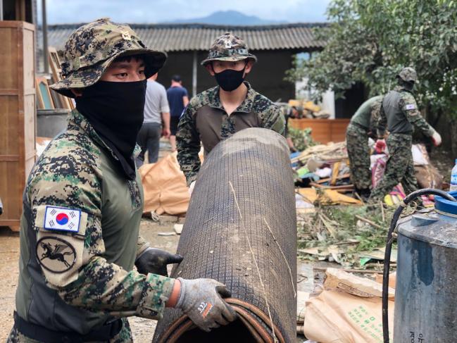 육군특수전사령부 천마부대 소속 특전장병들이 전북 남원 금지면에서 침수된 주택의 잔해와 가재도구를 정리하고 있다.  부대 제공