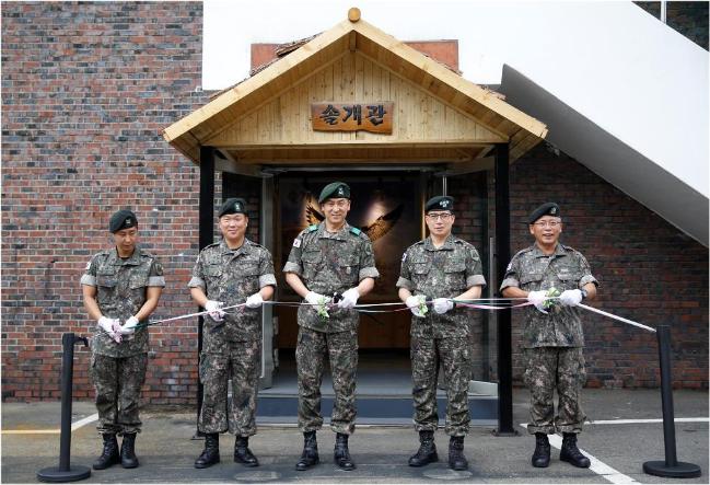 육군1방공여단이 12일 개최한 ‘솔개 부사관 역사관’ 개관식에서 이경주(가운데) 여단장과 신동호(왼쪽 둘째) 여단 주임원사 등 참석자들이 테이프를 자르고 있다.  사진 제공=한영웅 하사