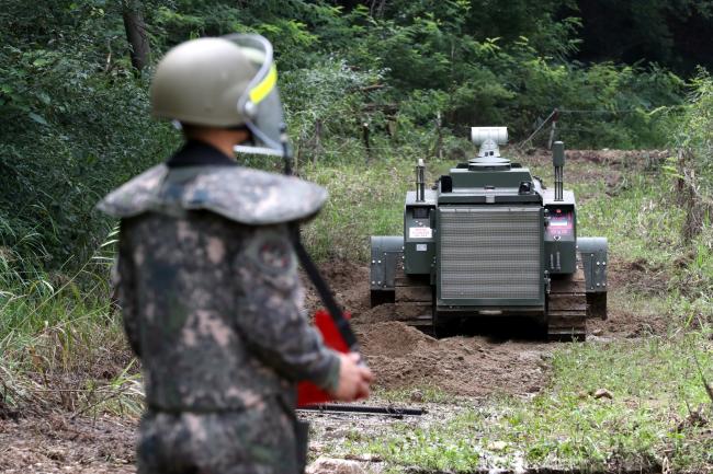 육군지상작전사령부 특수기동지원여단 김도연 중사가 무인·원격화 지뢰제거장비를 활용, 이번 집중호우로 하천 등이 범람해 지뢰가 유입됐을 가능성이 있는 곳에 대한 지뢰탐색작전을 전개하고 있다.  철원=조종원 기자 