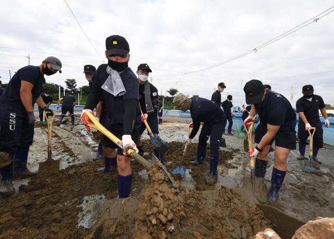 해군 2함대 장병들이 13일까지 평택시 소재 진위천 유원지에서 물놀이시설에 쌓인 토사를 제거하는 등 집중호우 피해복구 대민지원을 실시하고 있다. 해군제공 