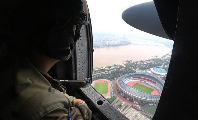 HH-60 헬기에 탑승한 공군6탐색구조비행전대 항공구조사가 13일 한강을 따라 비행하면서 실종자 수색작전을 펼치고 있다.  공군 제공 