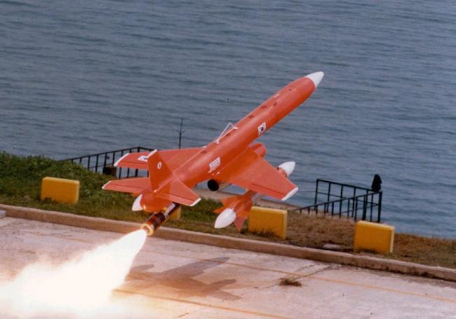 단거리 지대공 유도무기(SAM) 천마 개발 당시, MQM-107기가 천마의 실사격을 위해 견인표적을 탑재하고 이륙하고 있다.   