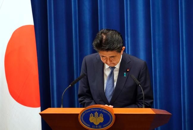 지난달 28일 아베 신조 일본 총리가 기자회견을 통해 공식 사의를 표명하면서 포스트 아베 시기 일본 정치의 향방에 관심이 쏠리고 있다. 아베 총리가 사의 표명 기자회견에서 고개 숙여 인사하는 모습.   연합뉴스 