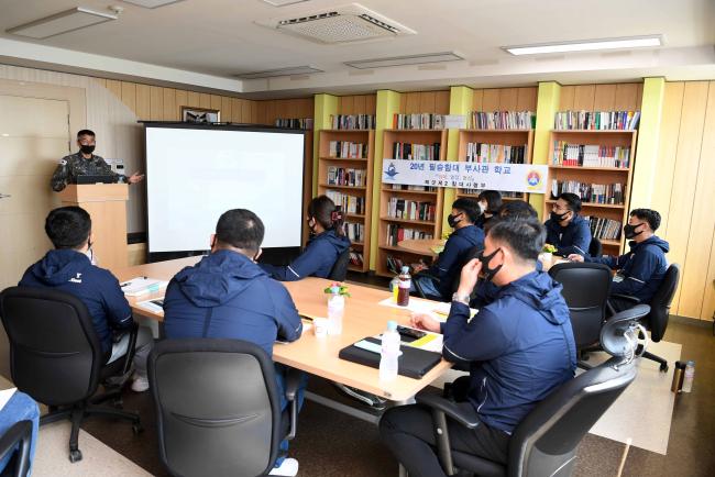 15일 해군2함대 교육장에서 진행된 ‘필승함대 부사관학교’에서 최광주(중령) 정보참모가 부사관들에게 함대 전장환경에 대해 강의하고 있다.  부대 제공