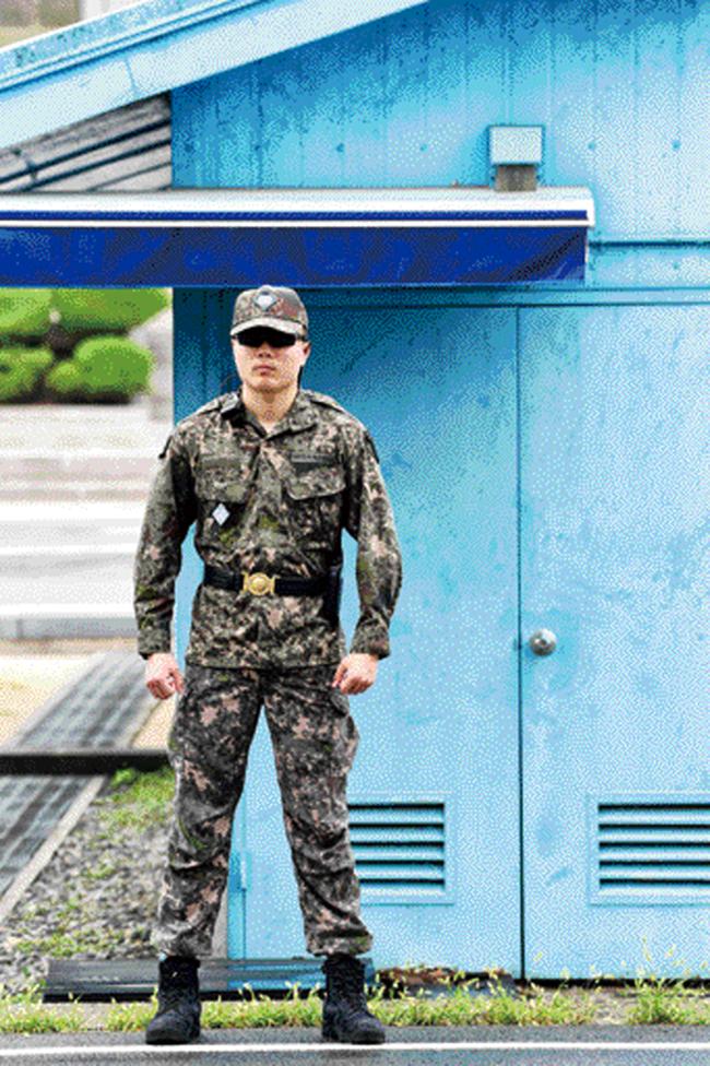 9·19 군사합의에 따라 공동경비구역(JSA)의 우리 측 경비병력이 비무장 상태로 경계근무를 서고 있다.  조용학 기자 