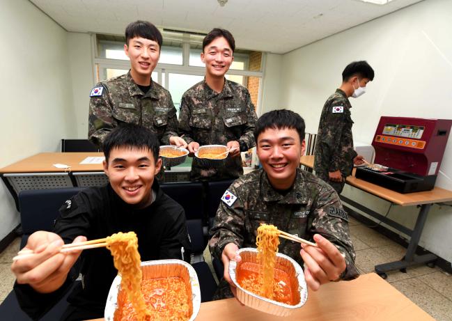 해군이 함정 및 도서부대에 제습기, 라면 조리기, 무선청소기를 보급해 ‘장병들이 근무하고 싶은 선진해군’ 조성에 기여하고 있다. 사진은 해군2함대 군사경찰대대 장병들이 라면 조리기를 사용해 라면을 끓여 먹는 모습  해군 제공