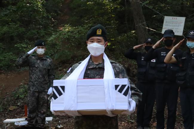 육군11사단 청룡포병대대 장병들이 유해발굴작전을 통해 수습한 유해를 약식제례 후 부대 임시봉안소로 봉송하고 있다.  사진 제공=배수연 소위