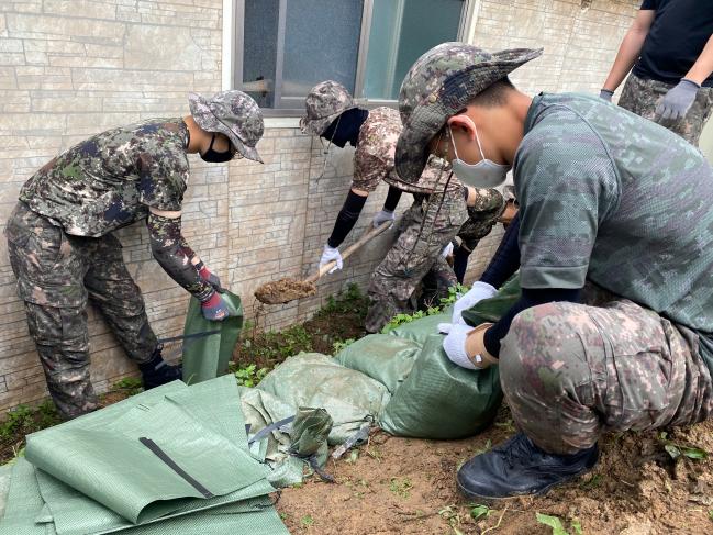 육군22사단 북진연대 장병들이 베트남전쟁 참전용사 신학근 옹의 자택을 찾아 법면 보강작업을 하고 있다.  부대 제공