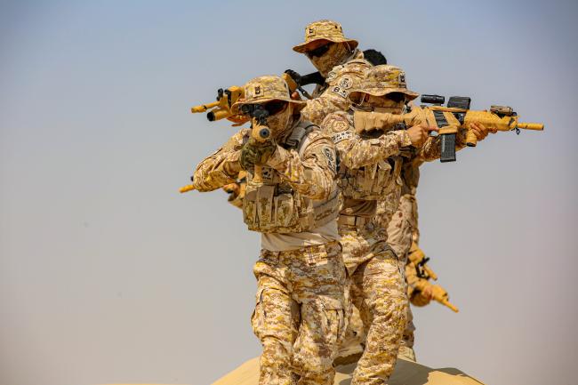아크부대 17진 장병들이 무더운 사막 지역에서 정찰훈련을 하고 있다. 부대 제공