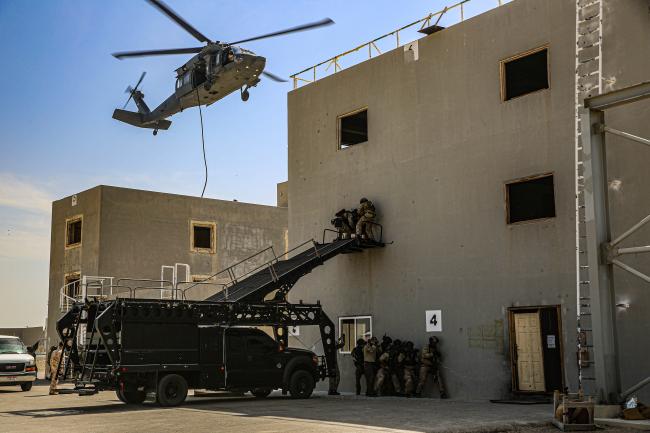 17진 장병과 UAE군이 육상 대테러작전의 하나로 건물 내부 소탕 훈련을 하고 있다.  부대 제공