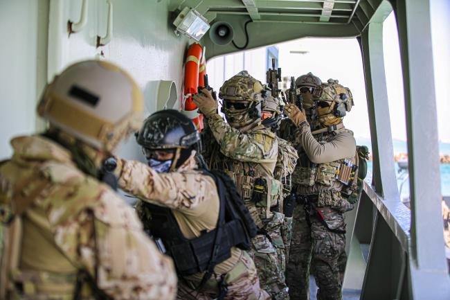 17진 장병과 UAE군이 해상 대테러작전의 하나로 선박 검문검색 훈련을 하고 있다.    부대 제공