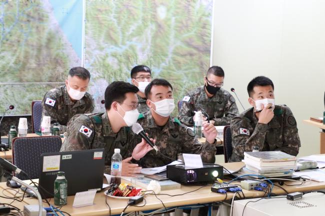 육군20기갑여단이 개최한 전투수행방안 경연대회 참가자들이 효율적인 전투수행방안을 발표하고 있다. 
 사진 제공=최미희 중사