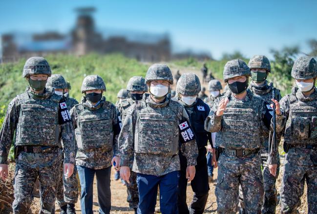 서욱(가운데) 국방부 장관이 19일 취임 후 첫 행보로 화살머리고지 우리 측 유해발굴현장을 찾아 9·19군사합의 이행 상황을 점검했다. 사진은 화살머리고지 일대 한 경계소초를 살핀 후 유해발굴 지역으로 이동하는 서 장관과 군 관계자들의 모습.  국방부 제공