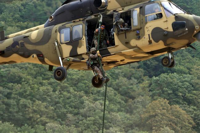 육군3군단 불사조 특공연대 장병들이 수리온(KUH-1) 기동헬기를 이용한 공중기동 및 급속헬기로프 하강 제병협동훈련을 하고 있다.  부대 제공
